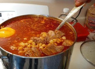 Tradicional pozole rojo de puerco