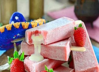 Paletas de fresa con leche condensada