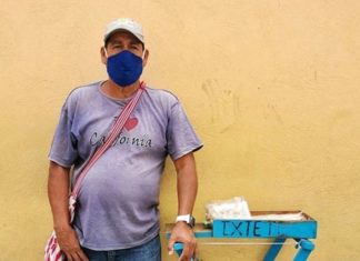 Aún en contingencia Juan Ramón tiene que salir a vender istete en Tepic