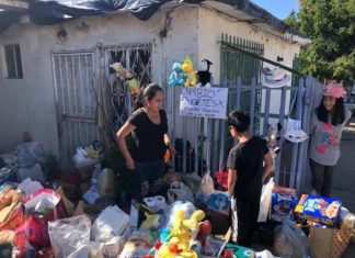 Niño pone en venta sus juguetes a cambio de despensa para su mamá