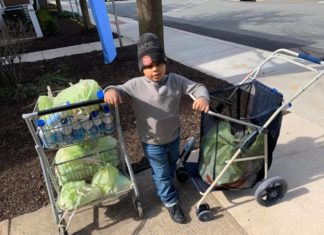 Pequeño usa sus ahorros y compra despensas para abuelitos aislados