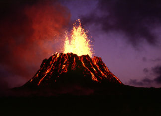 Volcán Krakatoa explota en Indonesia, después de 137 años