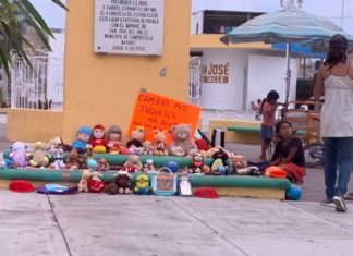 La crisis continúa: niña en Bahía cambia juguetes por comida