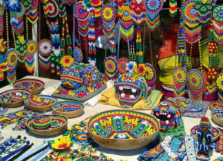 Collares, pulseras y aretes elaborados por manos wixarikas