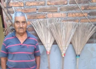 Nayarita vende escobas para sobrevivir y pide apoyo en redes