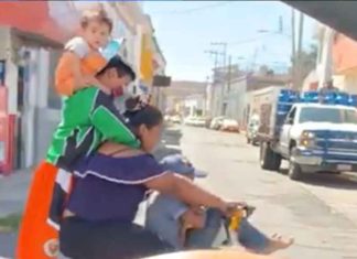 Captan en Tepic imprudente mujer que viaja con sus 3 hijos en bicicleta
