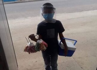 Pequeño sale a buscar sustento a pesar de la pandemia
