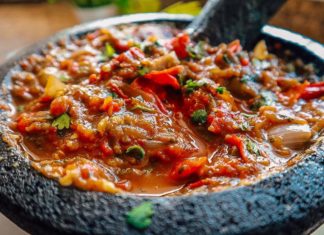 Porque todo en molcajete sabe mucho mejor