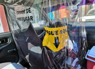 Responsable chofer de Tepic “blinda” su taxi contra el COVID-19