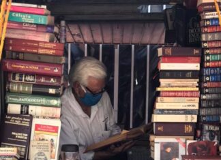 Don Juan vende sus libros afuera de la UAN, apoyemos comprándole uno