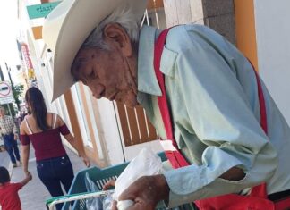 Anciano de 96 años vende en el centro de Tepic para sobrevivir