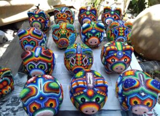 Alcancías hechas con arte wixarika, son tendencia en redes