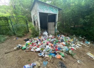 Una de las playas más bellas de Bahía de Banderas repleta de basura