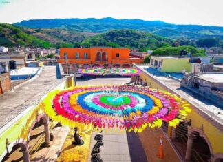 Ahuacatlán sorprende con sus adornos para este día de muertos