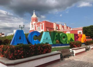 Acaponeta de manteles largos, estrena maxiletras