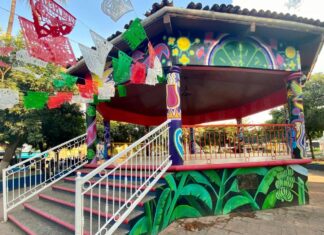 Plaza de San Vicente, Bahía de Banderas enamora con su colorido