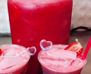 Refrescante agua de fresa y jamaica