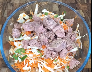 Debes probar la“ensalada de atún con repollo”, te encantará.