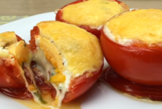 Lúcete preparando estos tomates rellenos de huevo y queso