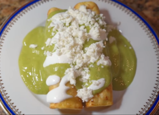 Tacos dorados de pollo con aguacate, listos para disfrutar.