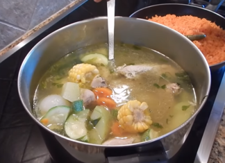 Caldo de pollo tradicional, platillo que hace que las familias de México se reúnan.