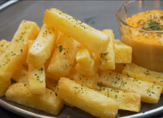 Papas crujientes y salsa de queso