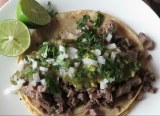 Disfruta de unos ” taquitos de lengua”, que saben a cabeza.