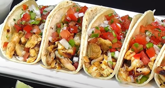 ¡Tacos mexicanos, sabor que a todos enamora!