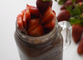 Disfruta el desayuno con un ” pudín de avena con fresas”.