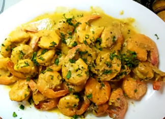 Para los amantes de los mariscos “camarones con salsa piña-habanera”, te encantarán.