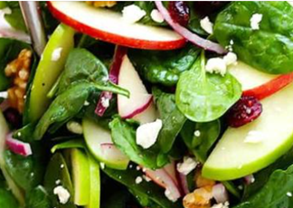 “Ensalada verde de espinacas y manzana”, nutritiva y riquísima.