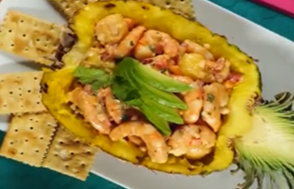 “Piña rellena de camarones”, una delicia al paladar.