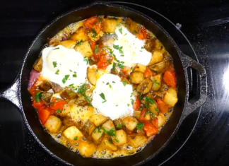 Huevos estrellados con papas al horno