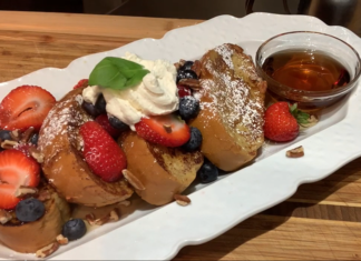 Pan francés con crema y pistaches.