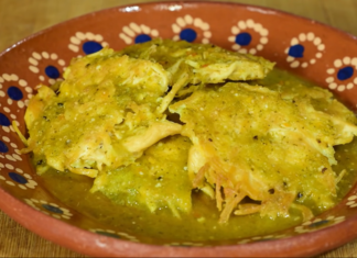 Deliciosas tortitas de pollo en salsa verde