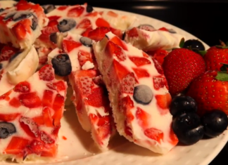 Barritas de yogur griego con frutas rojas.