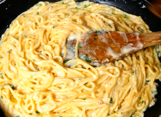 Espagueti con crema de queso