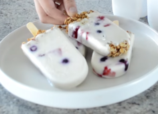 Paletas de fruta, yogur y granola.