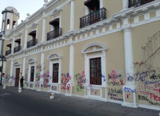 Concurrida marcha del día de la mujer en Tepic, deja daños en monumentos históricos