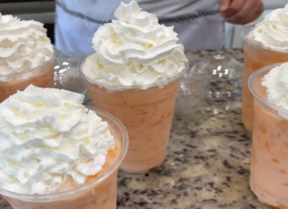 Agua de melón con un toque de crema chantilly