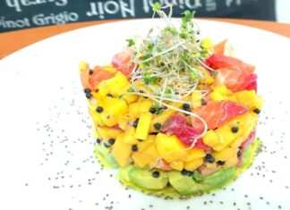 Tarta de mango y mozzarella con aguacate y tomates cherry