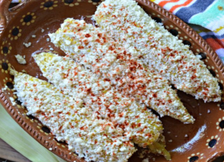 Tradicionales elotes mexicanos