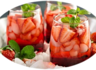 Bebida mineral con fresas