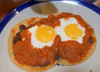 Huevos rancheros en salsa roja