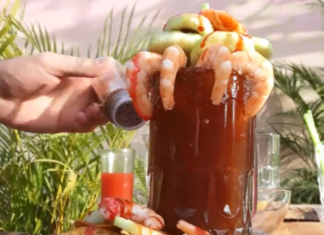 Michelada con camarón y pepino