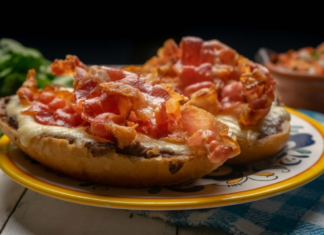 Sorprende con un desayuno sabroso ” molletes con tocino”.