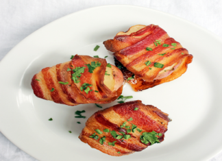 Riquísimas papas envueltas con tocino.