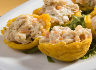 Canasta de plátano con ensalada de pollo