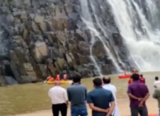 Familia fallece al intentar rescatar a dos de sus integrantes que cayeron por cascada
