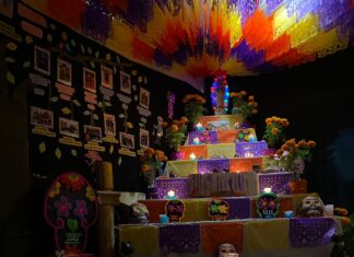 Familia recuerda a sus seres queridos con altar de muertos en Xalisco, Nayarit.